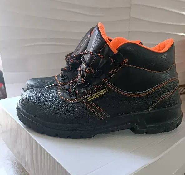 پوتین|کیف، کفش، کمربند|قیدار, |دیوار