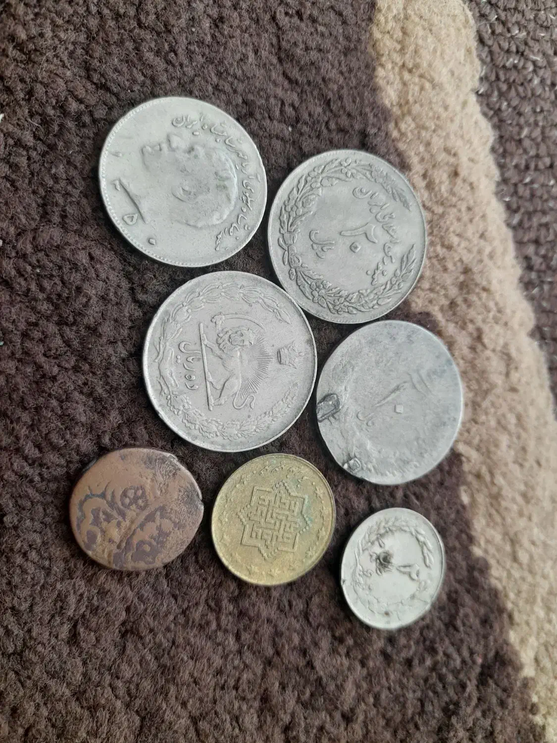 تعدای سکه قدیمی|کلکسیون سکه، تمبر، اسکناس|بافت, |دیوار