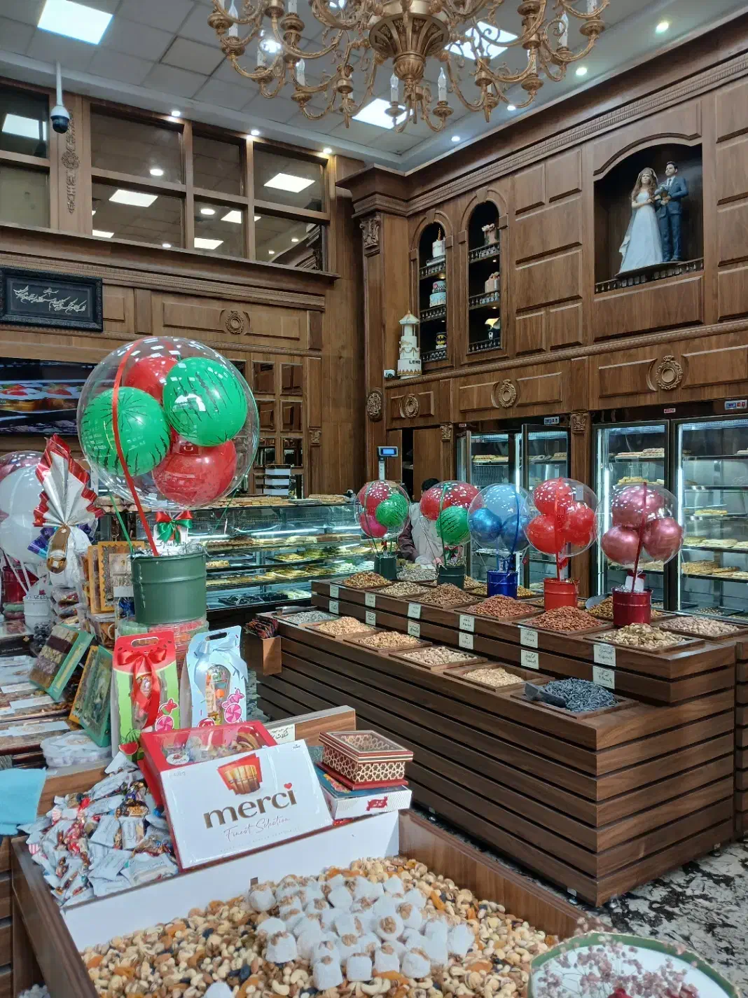 فروشنده و جعبه زن قنادی|استخدام خدمات فروشگاه و رستوران|تهران, قلهک|دیوار