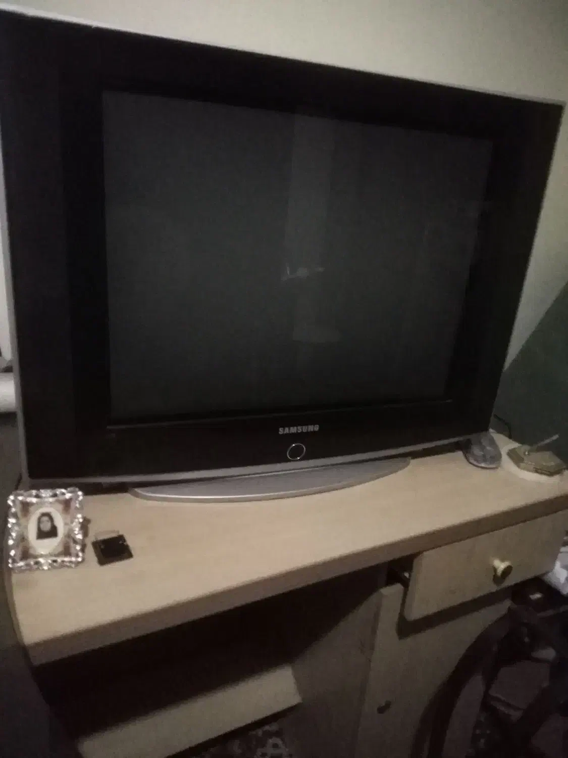 تلویزیون 21 اینچ سامسونگ قدیمی ولی سالم  همراه میز|تلویزیون و پروژکتور|مشهد, شهید رضوی|دیوار