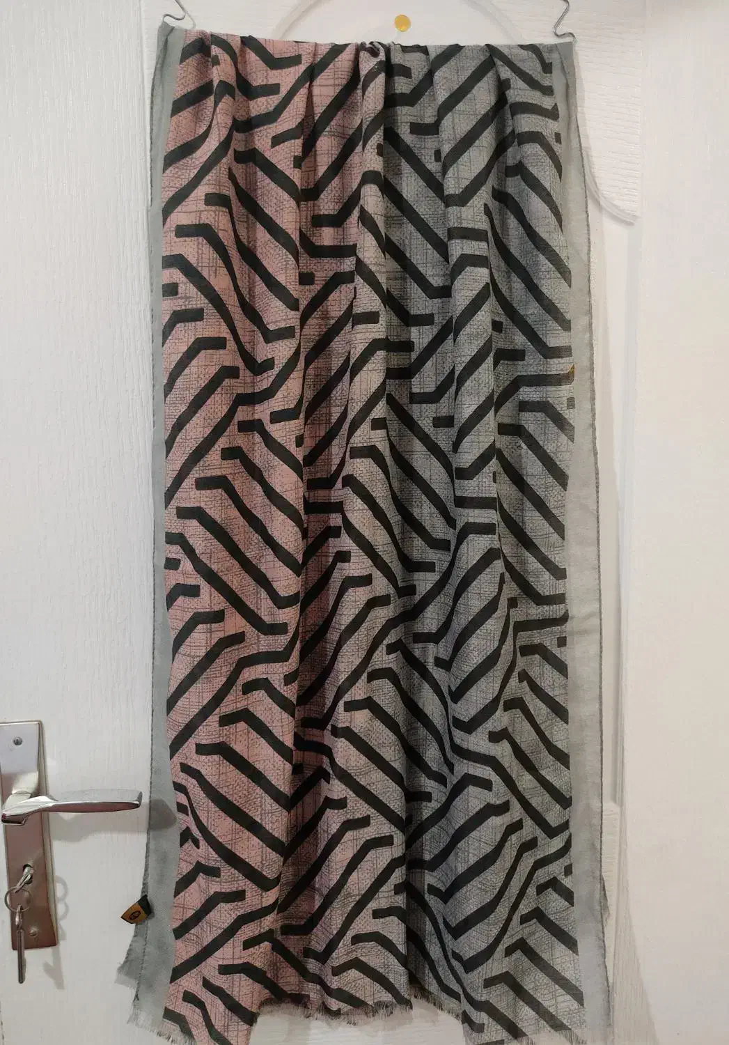 تعدادی شال و روسری|لباس|میانه, |دیوار