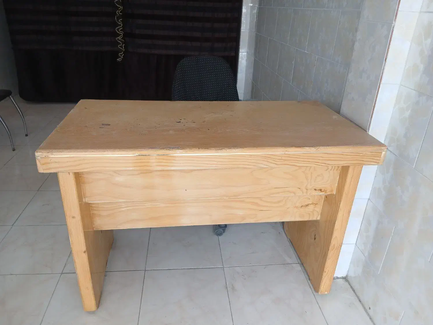 میز و صندلی و ۲ دستگاه ویترین و پایه بنر تبلیغاتی|فروشگاه و مغازه|کرمانشاه, |دیوار