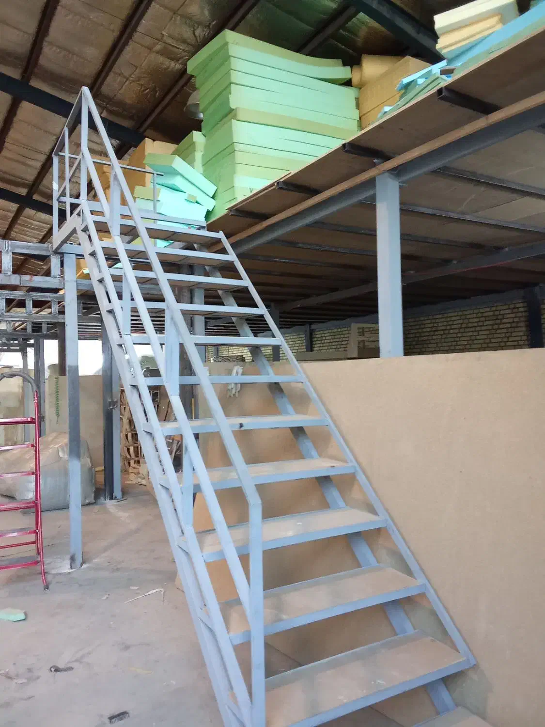 ساخت انواع درب و پنجره و انواع سازه های فلزی|خدمات پیشه و مهارت|کرج, مجتمع صنفی صنعتی|دیوار