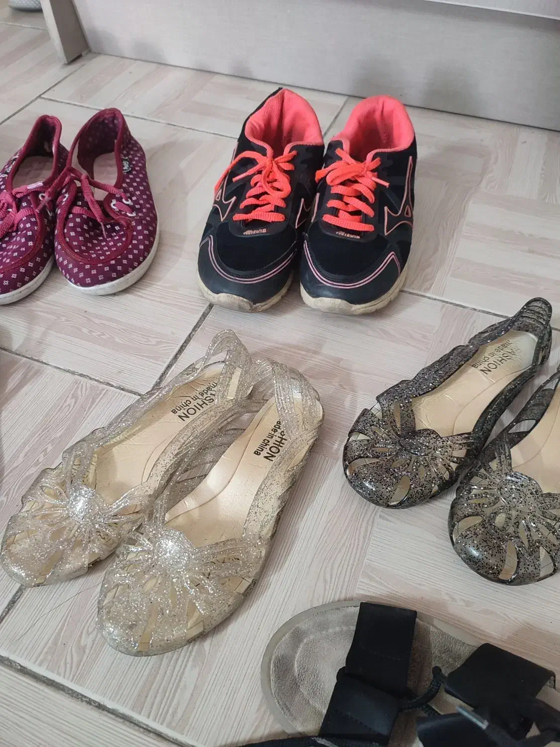 کفش|کیف، کفش، کمربند|کرج, کوی زنبق|دیوار