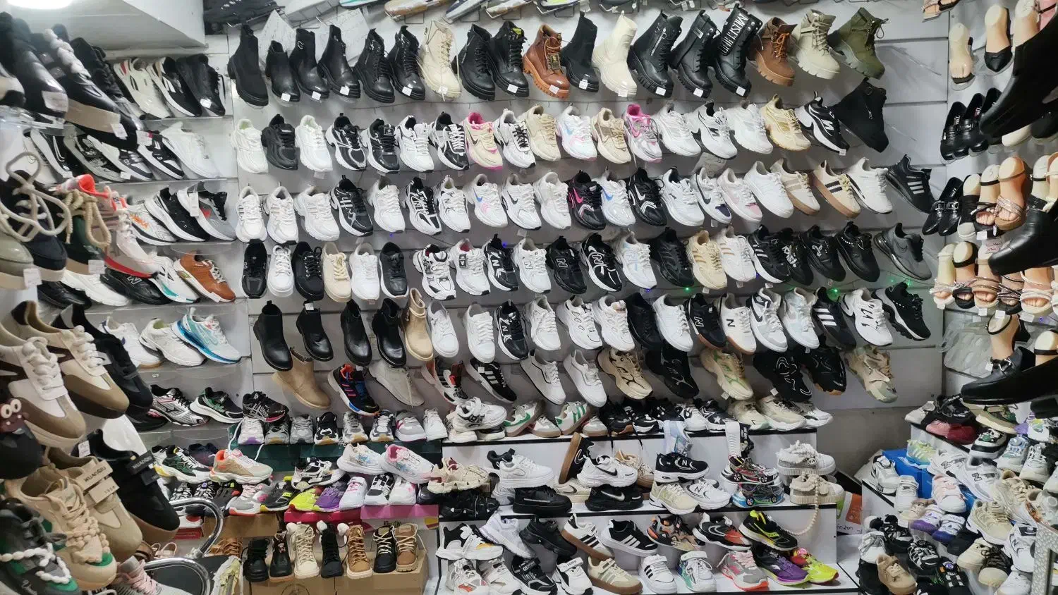 فروش عمده و باهم کفش|کفش و لباس بچه|مرودشت, تخت جمشید|دیوار