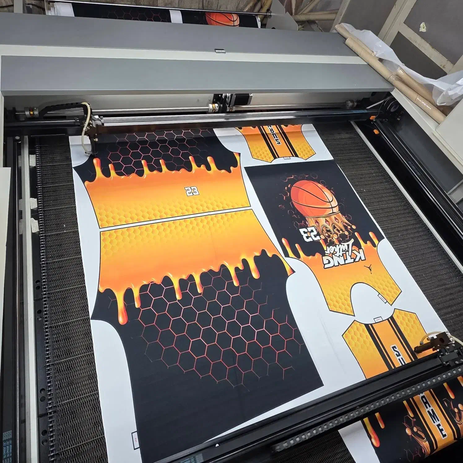 لیزر پارچه|خدمات پیشه و مهارت|تهران, فلسطین (میدان انقلاب)|دیوار