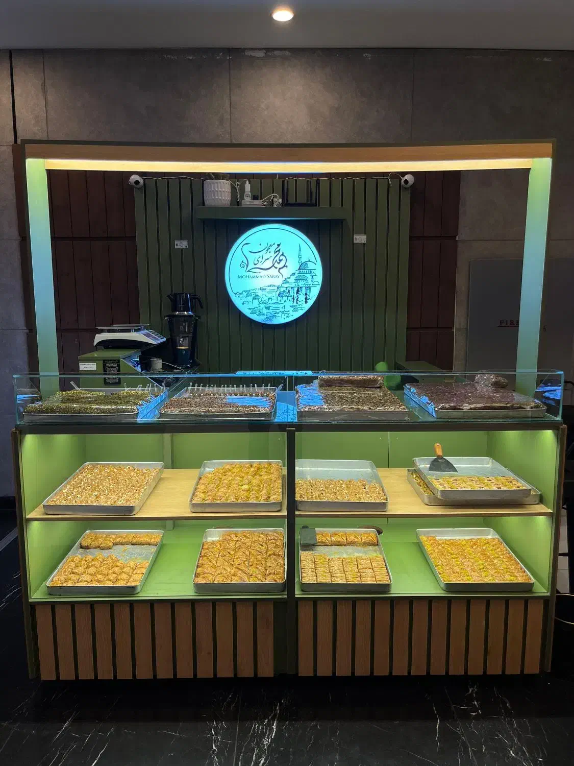 استخدام فروشنده شیرینیجات سنتی اقا حقوق بالا|استخدام بازاریابی و فروش|تهران, شهرک غرب|دیوار