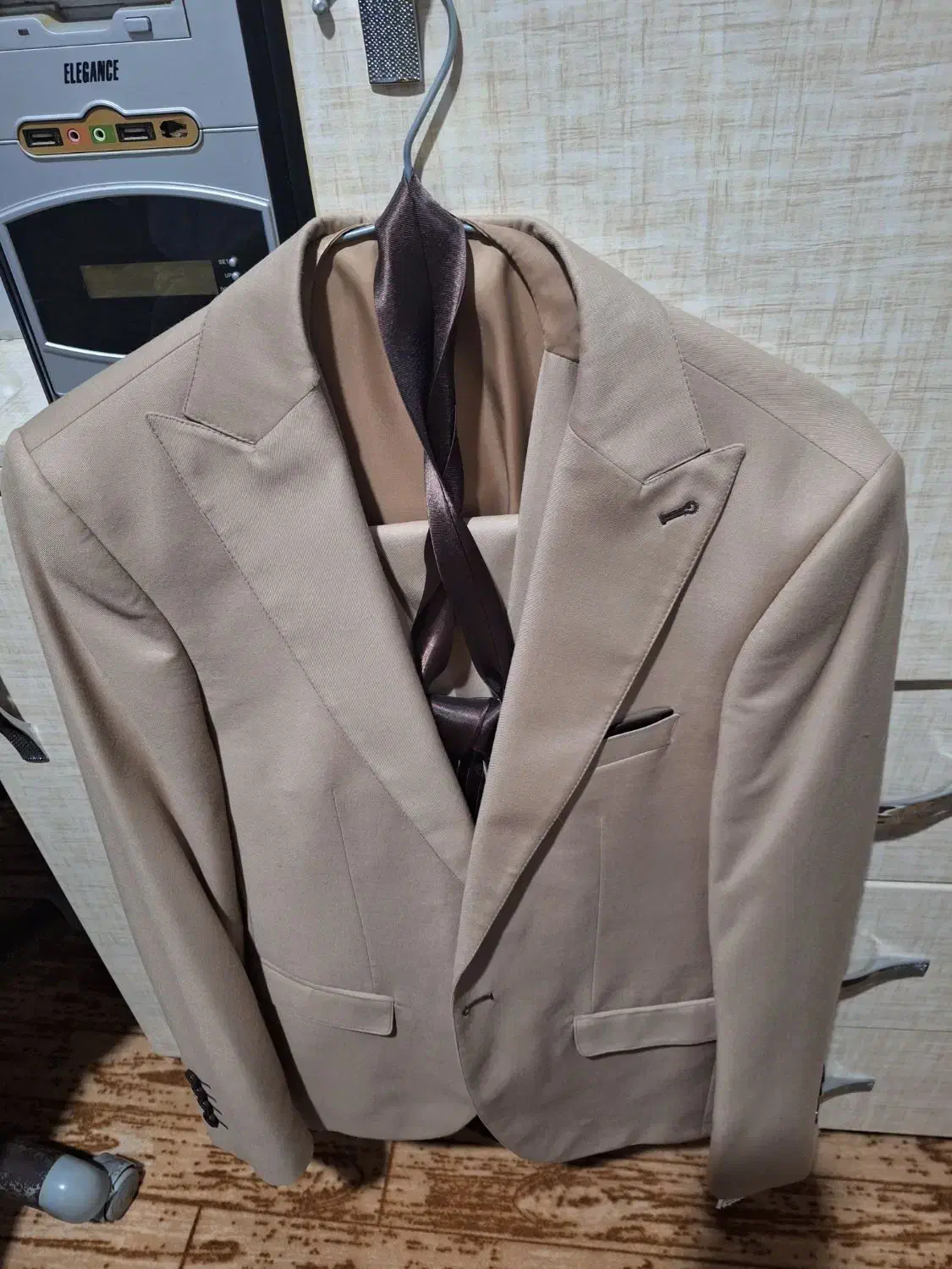 کت و شلوار|لباس|صومعه‌سرا, |دیوار