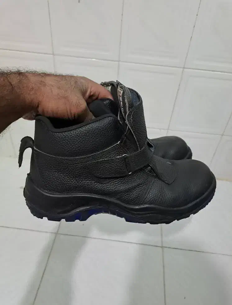 کفش کار ایمنی سایز ۴۲ ارسال دارم|کیف، کفش، کمربند|شاهین‌شهر, شهرک گلدیس|دیوار