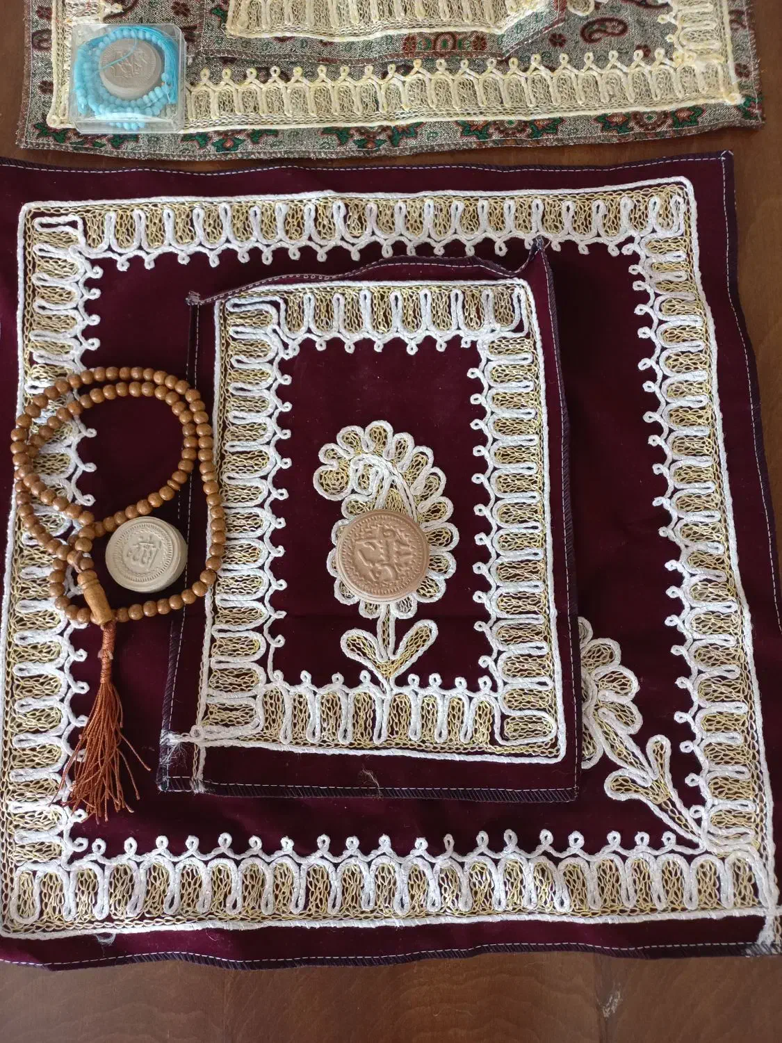 سجاده نماز نفیس و کاملا نو مناسب عروس|زیورآلات و اکسسوری|اصفهان, باغ دریاچه|دیوار