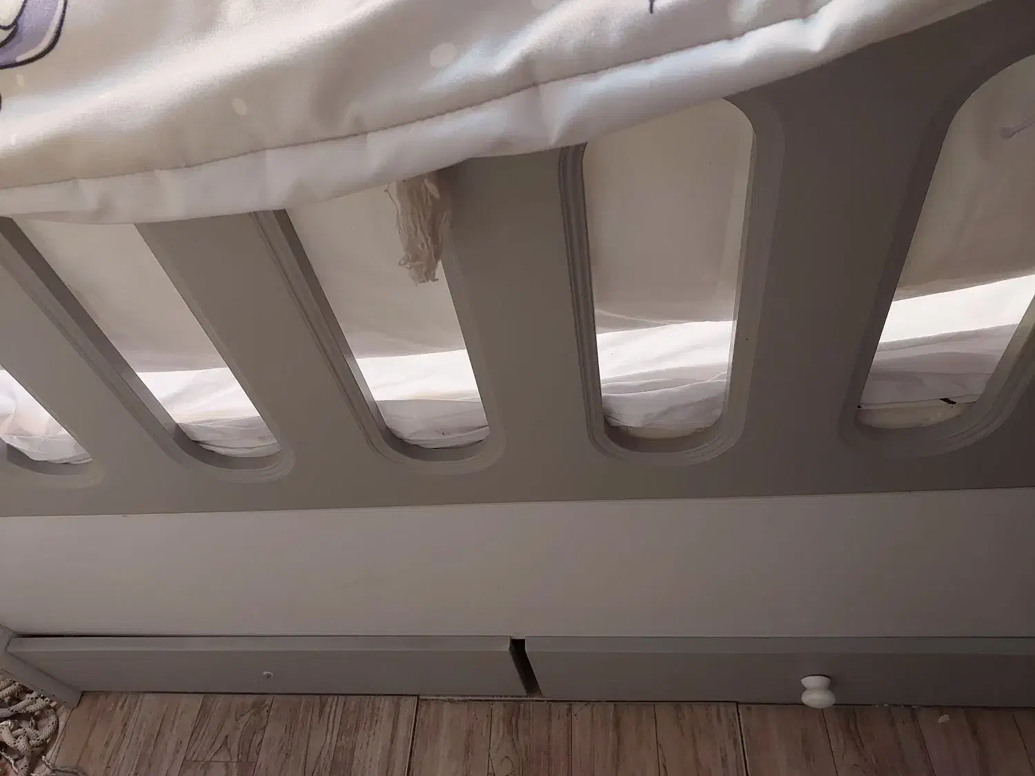 تخت کودک همراه تشک وشلف دیواری فقط  ۴تومن|تخت و صندلی بچه|تهران, امام زاده عبدالله|دیوار