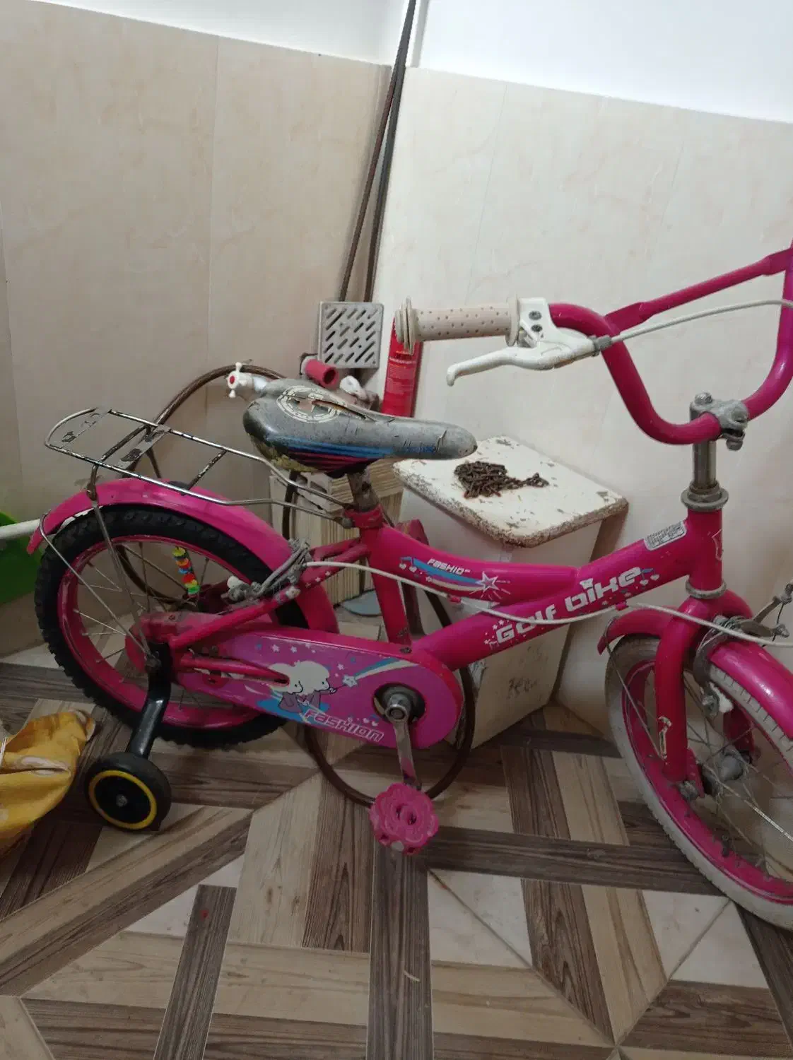 دوچرخه|دوچرخه، اسکیت، اسکوتر|میانه, |دیوار