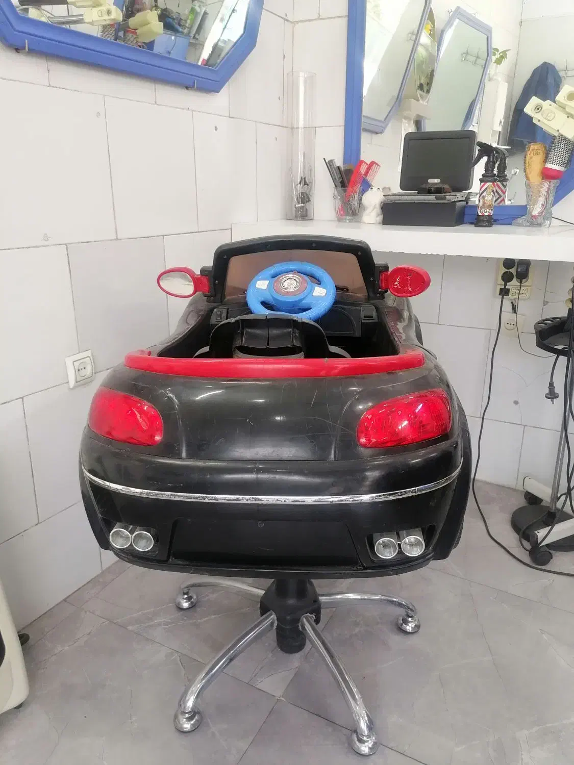 فروش فوقالعاده دکور پیرایش مردانه با صندلی کودک|آرایشگاه و سالنهای زیبایی|شیراز, کوزه گری|دیوار