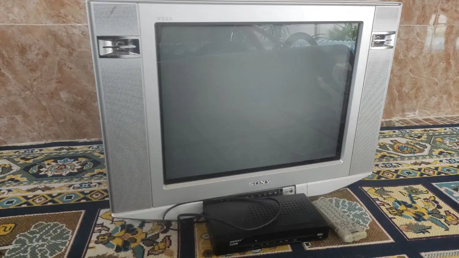 تلویزیون ۲۱اینچ کاملا سالم همراه با دستگاه دیجیتال|تلویزیون و پروژکتور|لولمان, |دیوار