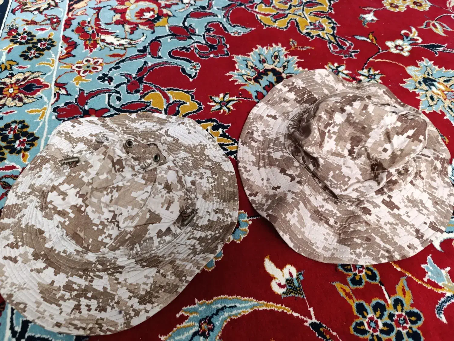 دوتا کلاه آفتابی|لباس|خاش, |دیوار