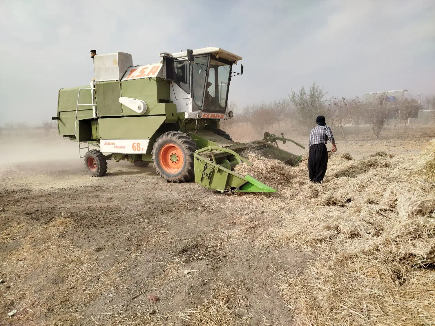 کمباین جهت کوبیدن کلش|خودرو سنگین|کبودرآهنگ, |دیوار