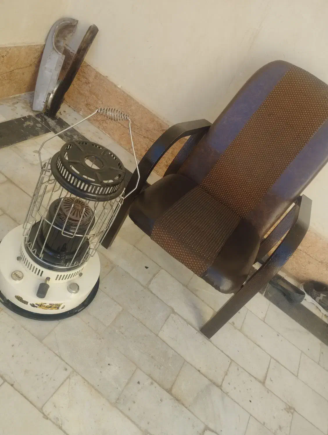 چراغ نفتی و صندلی طبی|بخاری، هیتر، شومینه|زابل, |دیوار