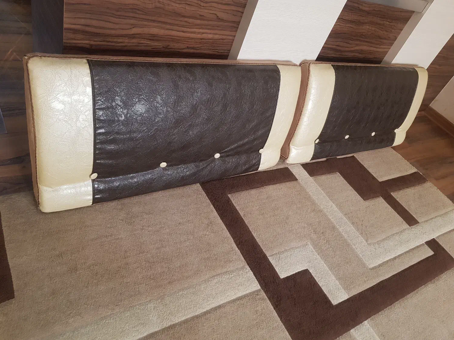 پشتی مخطع|پشتی|اصفهان, سروستان|دیوار