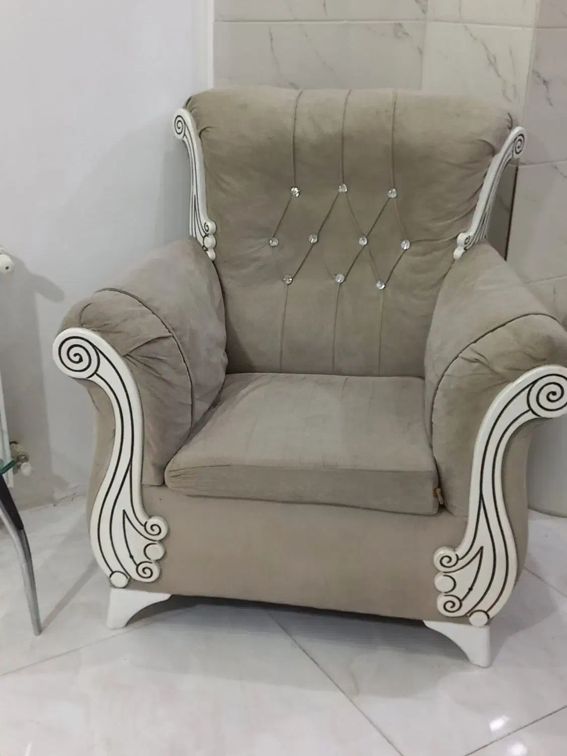 مبل ۷ نفره به علت جابه جایی فقط ۱ تومن گذاشتم|مبلمان خانگی و میز عسلی|محمدشهر, جعفرآباد|دیوار