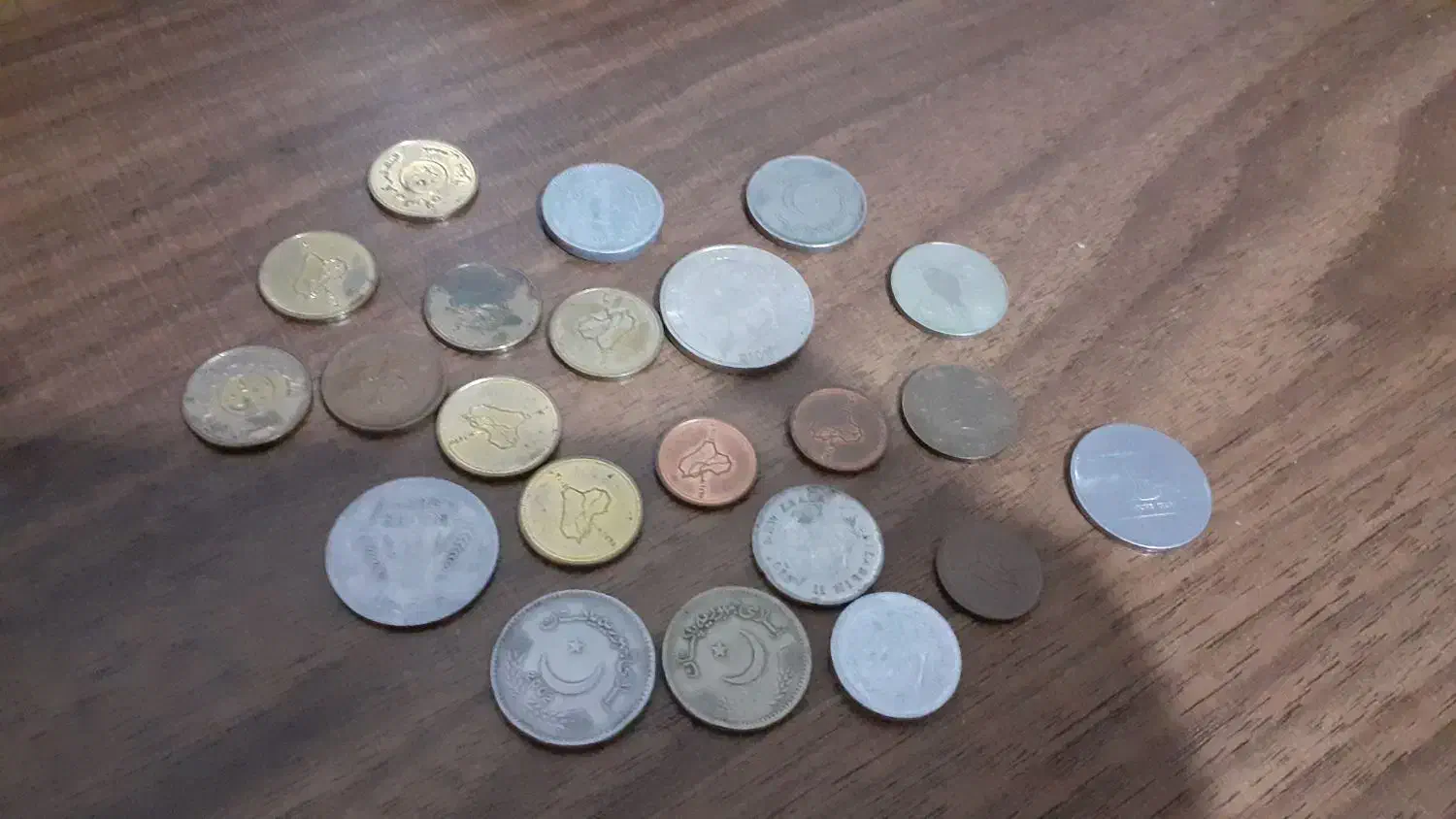 تعدادی سکه برنزی مسی و نقره|کلکسیون سکه، تمبر، اسکناس|رشت, پیرکلاچای|دیوار