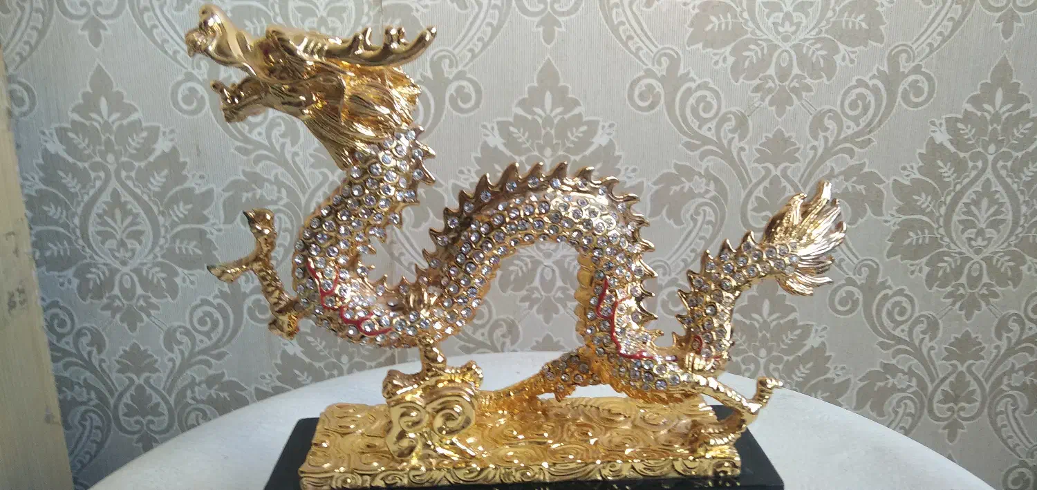 اژدهای طلایی|مجسمه، تندیس، ماکت|شیراز, شهرک گلستان|دیوار