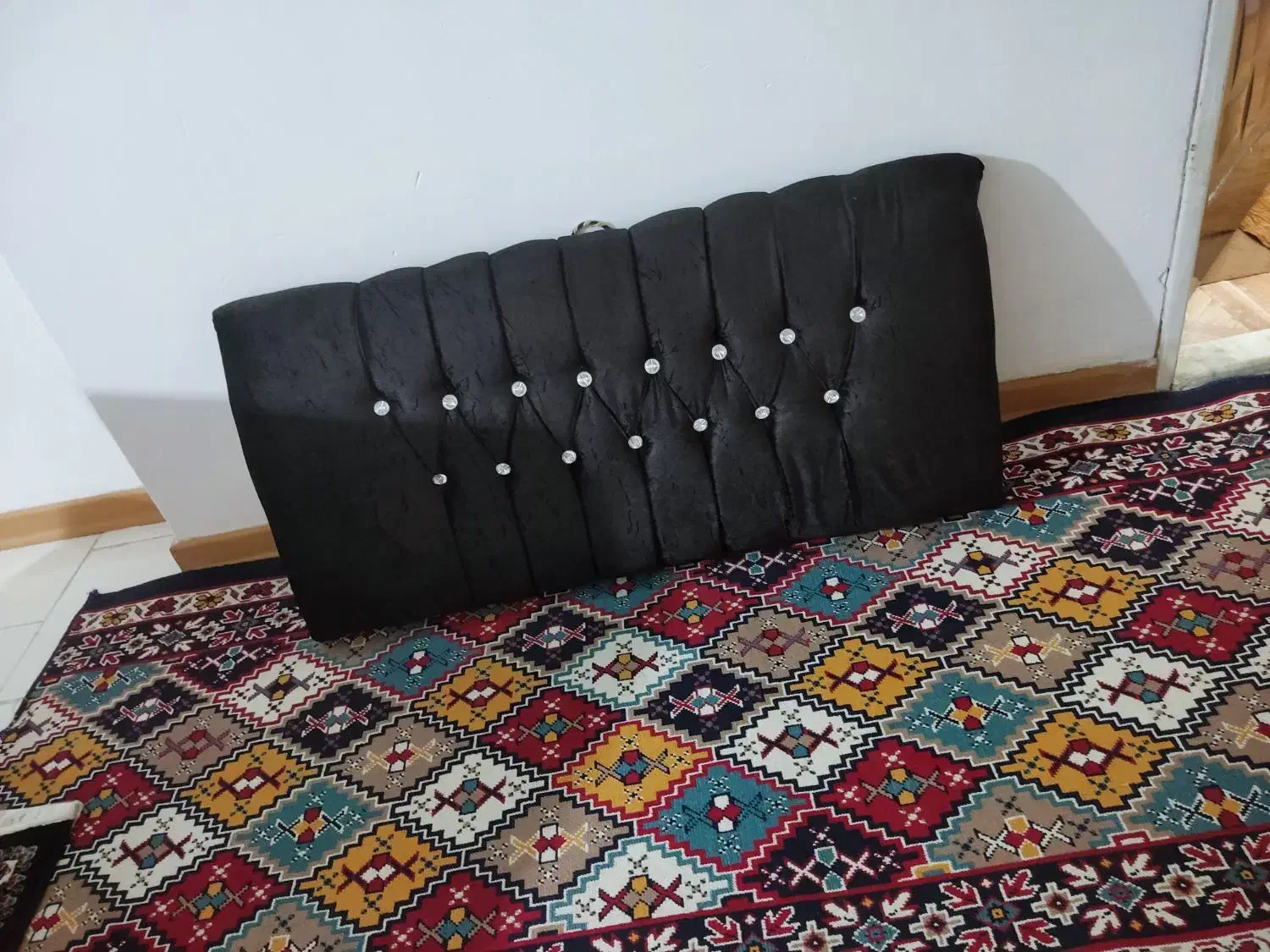 کنار اتاقی مخمل رنگ قهوه ای|پشتی|اصفهان, برازنده|دیوار