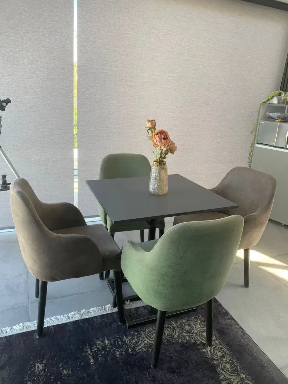 تعدادی میز و صندل و مبل L|میز و صندلی غذاخوری|باسمنج, |دیوار