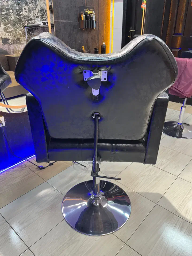 دو عدد صندلی اصلاح در حد نو|آرایشگاه و سالنهای زیبایی|پردیس, فاز ۱|دیوار