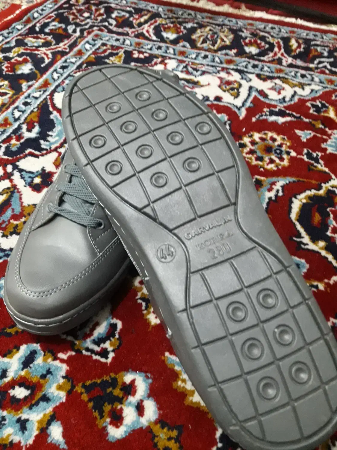 کفش اصلی ترک|کیف، کفش، کمربند|قم, قلعه عموحسین|دیوار