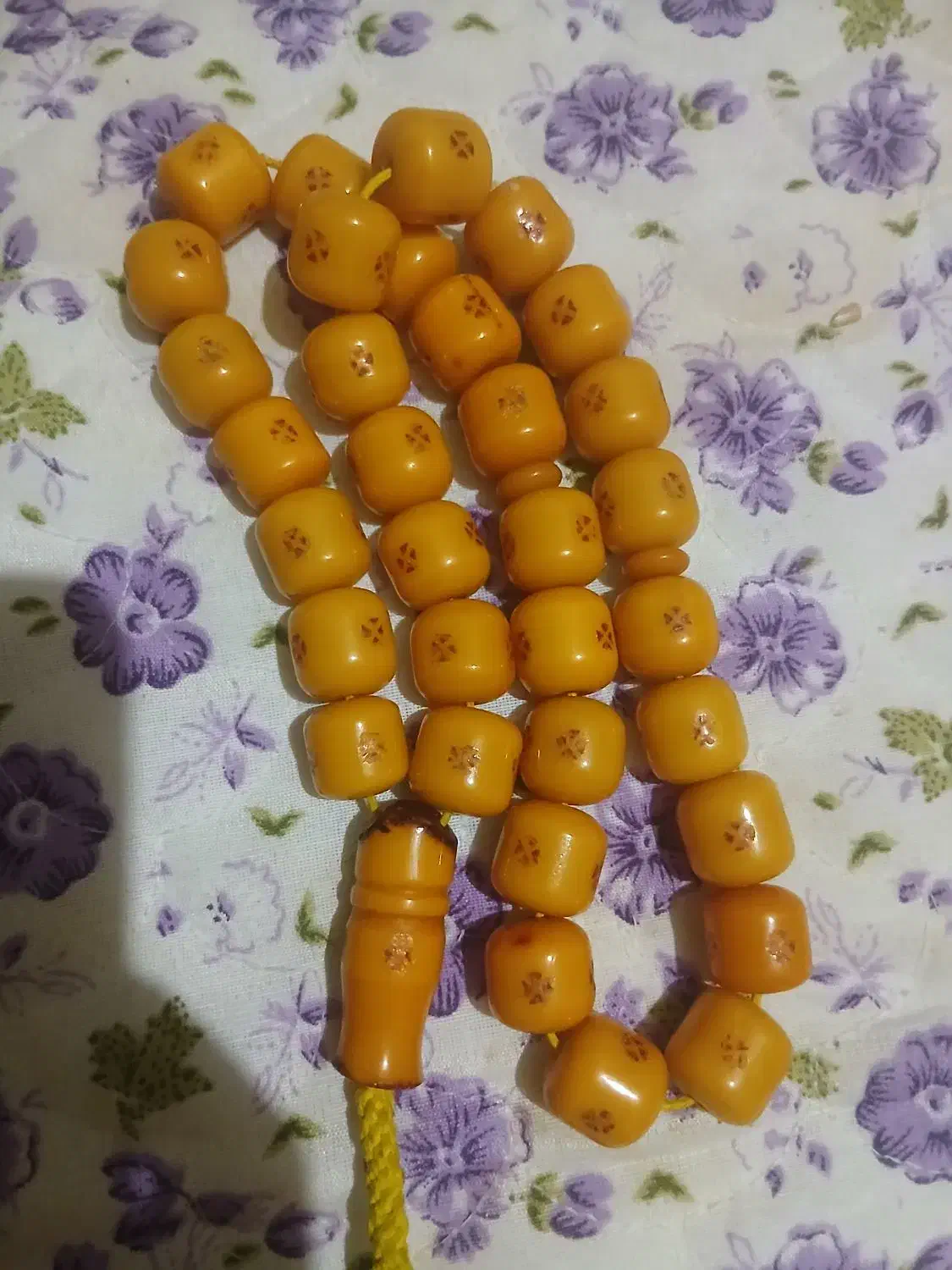 تسبیح کهنه بودار|کلکسیون اشیاء عتیقه|مبارکه, |دیوار