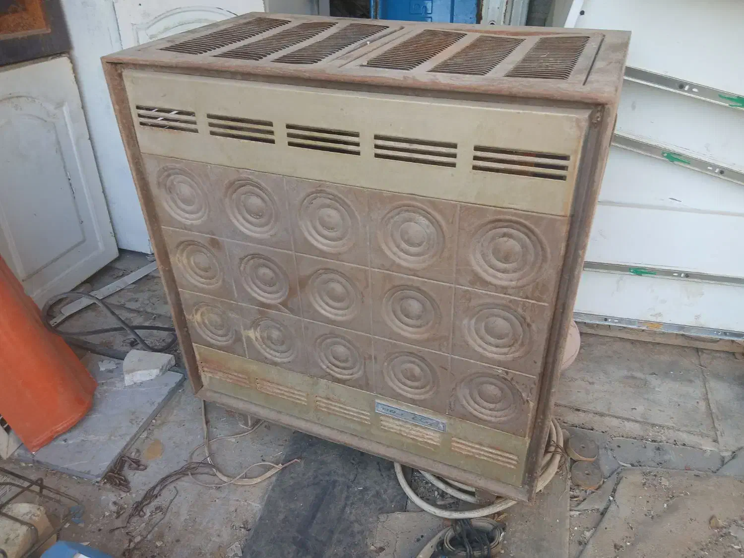 بخاری نفتی بسیار تمیز|بخاری، هیتر، شومینه|بن, |دیوار