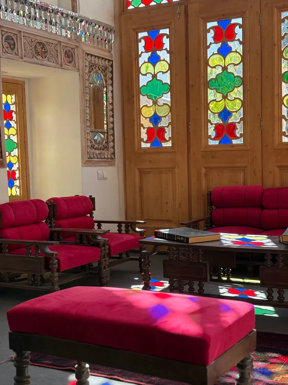 مبل چایچی عتیقه با میز و عسلی بسیار تمیز|مبلمان خانگی و میز عسلی|اصفهان, سنبلستان|دیوار