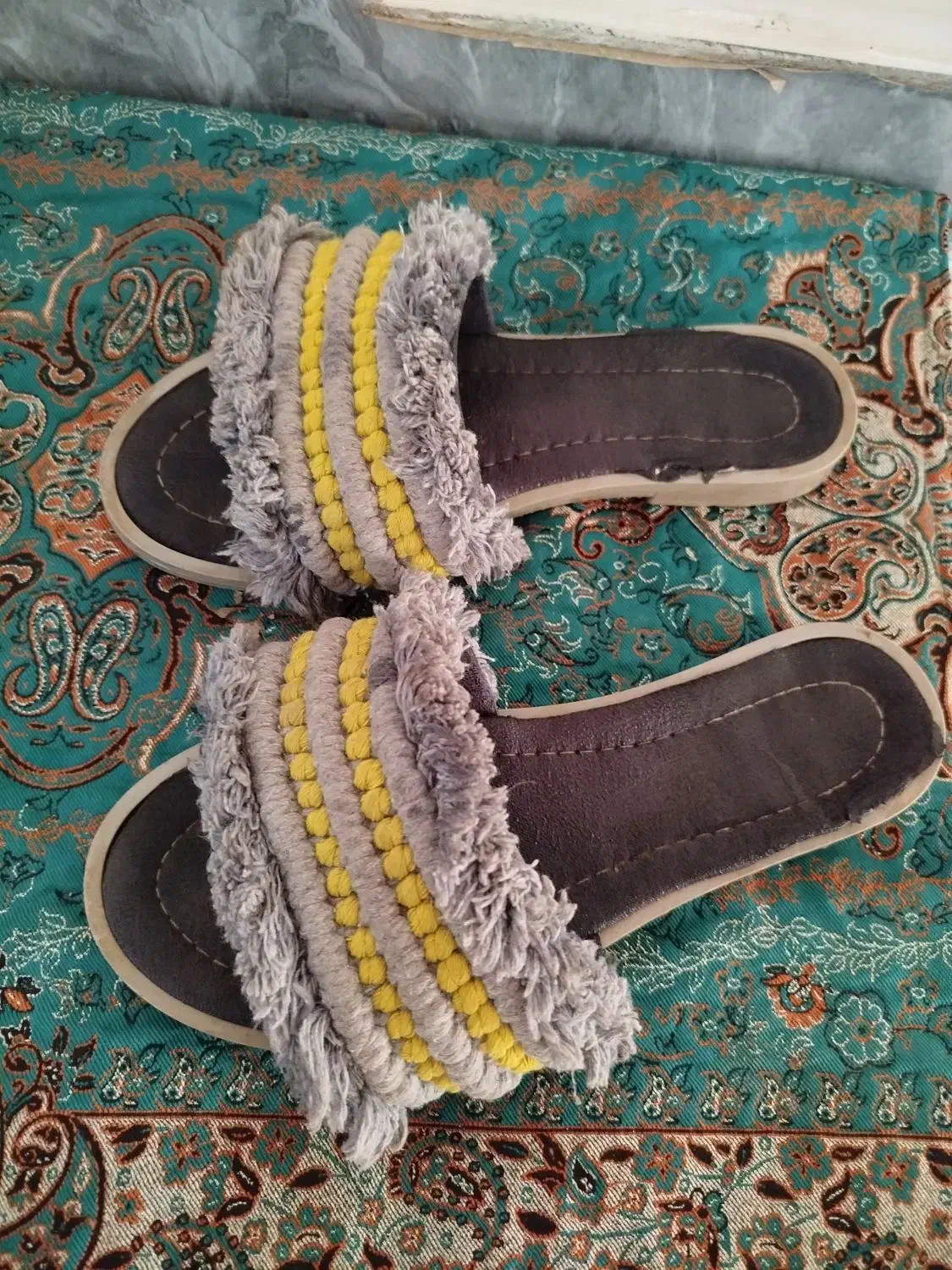 کفش|کیف، کفش، کمربند|تربت جام, حافظ|دیوار