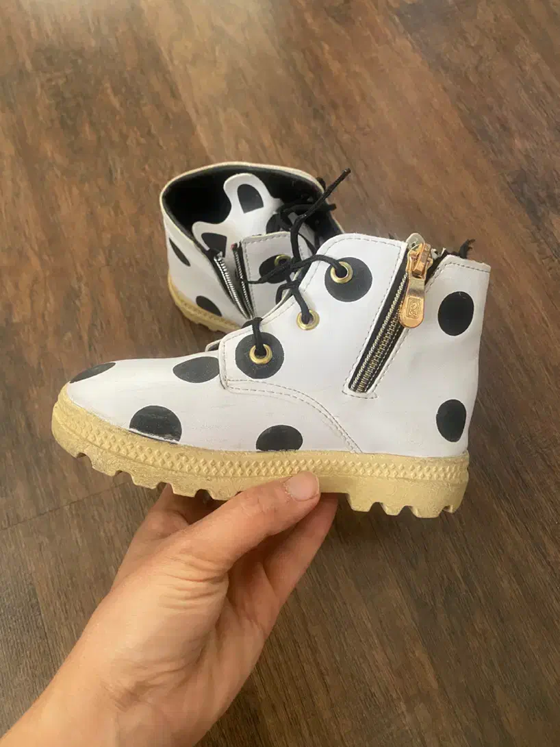 بوت بچگانه|کفش و لباس بچه|دماوند, گیلاوند|دیوار