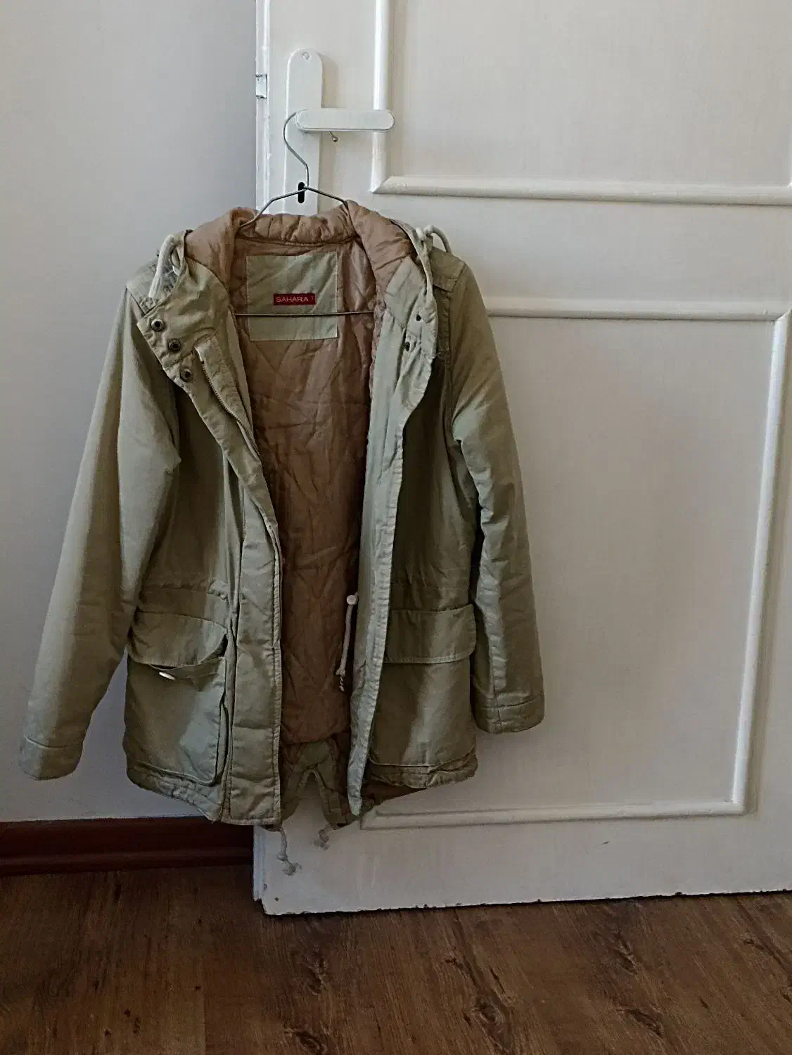 کاپشن|لباس|مشهد, دانشجو|دیوار