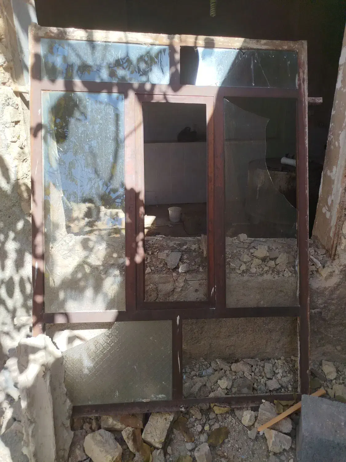 تعدادی درب و پنجره آهنی و چوبی|مصالح و تجهیزات ساختمان|بروجن, |دیوار