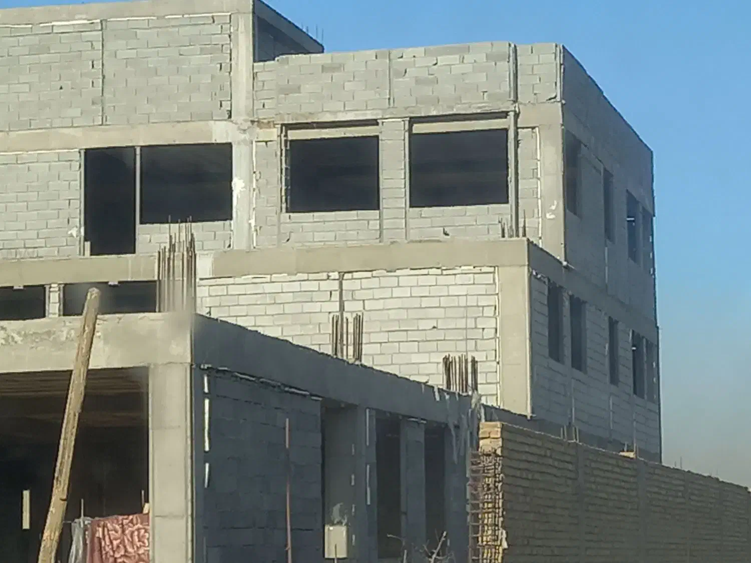 تعدادی کارگر ساده ساختمان نیازمندیم|استخدام معماری، عمران و ساختمانی|محمدشهر, یزدیها|دیوار