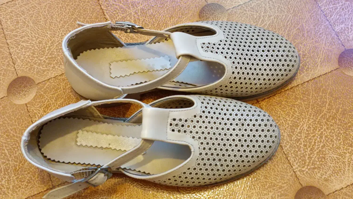 کفش|کیف، کفش، کمربند|شاهین دژ, |دیوار