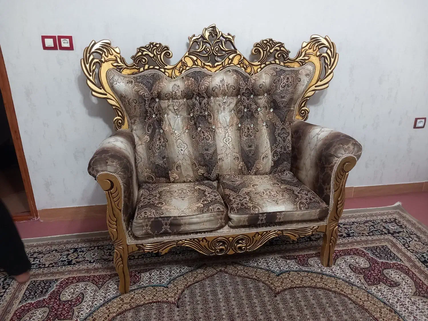 مبل سلطنتی چوبی با یک عسلی کوچک و یک عسلی بزرگ|مبلمان خانگی و میز عسلی|مشگین شهر, |دیوار