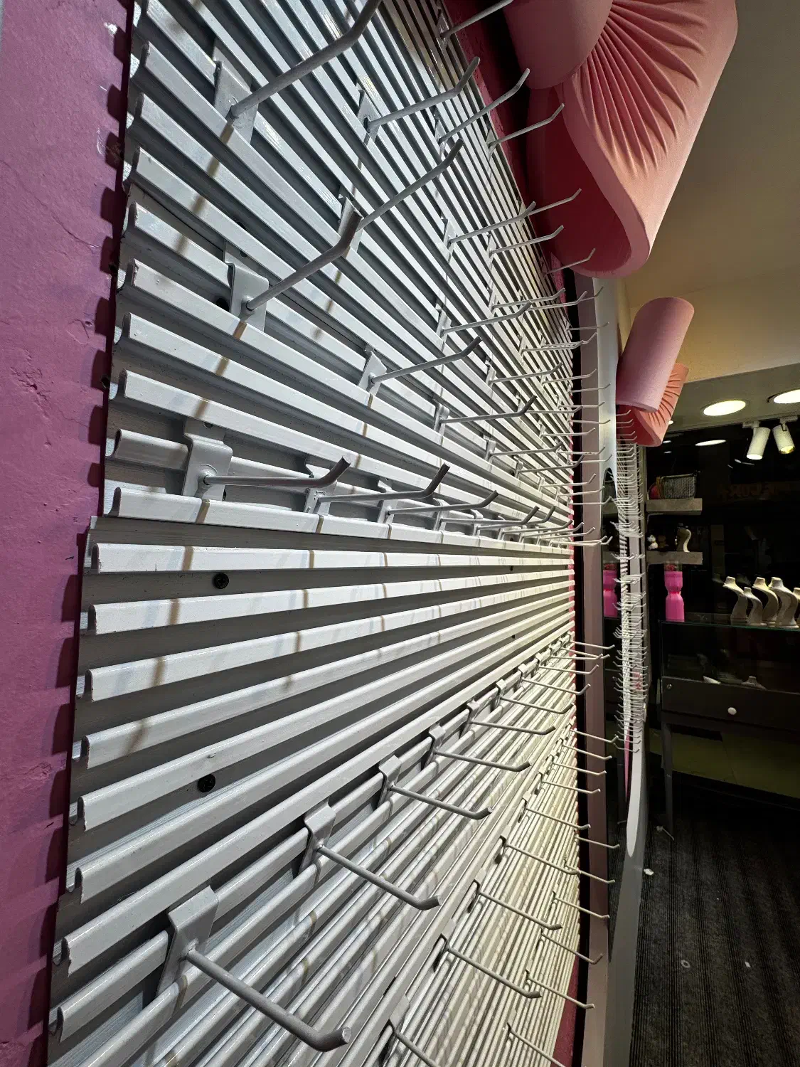 شاخک دیواری اهنی|کتابخانه، شلف، قفسه‌های دیواری|تهران, باغ فیض|دیوار