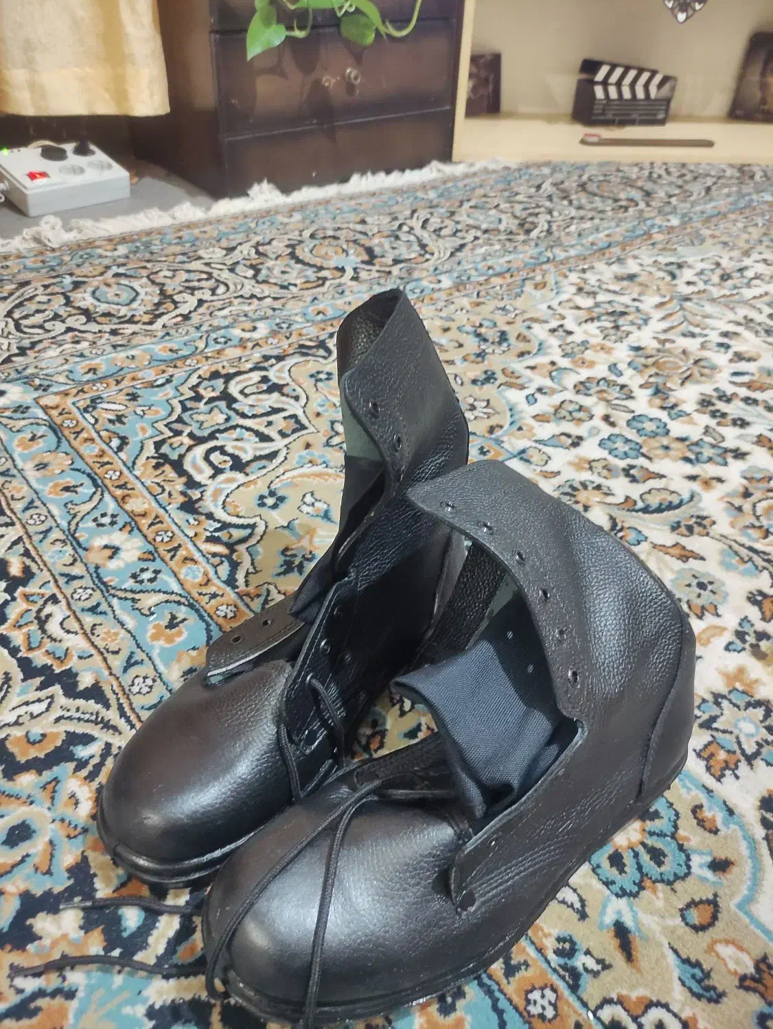 لباس و پوتین سربازی|لباس|کرج, باغستان|دیوار