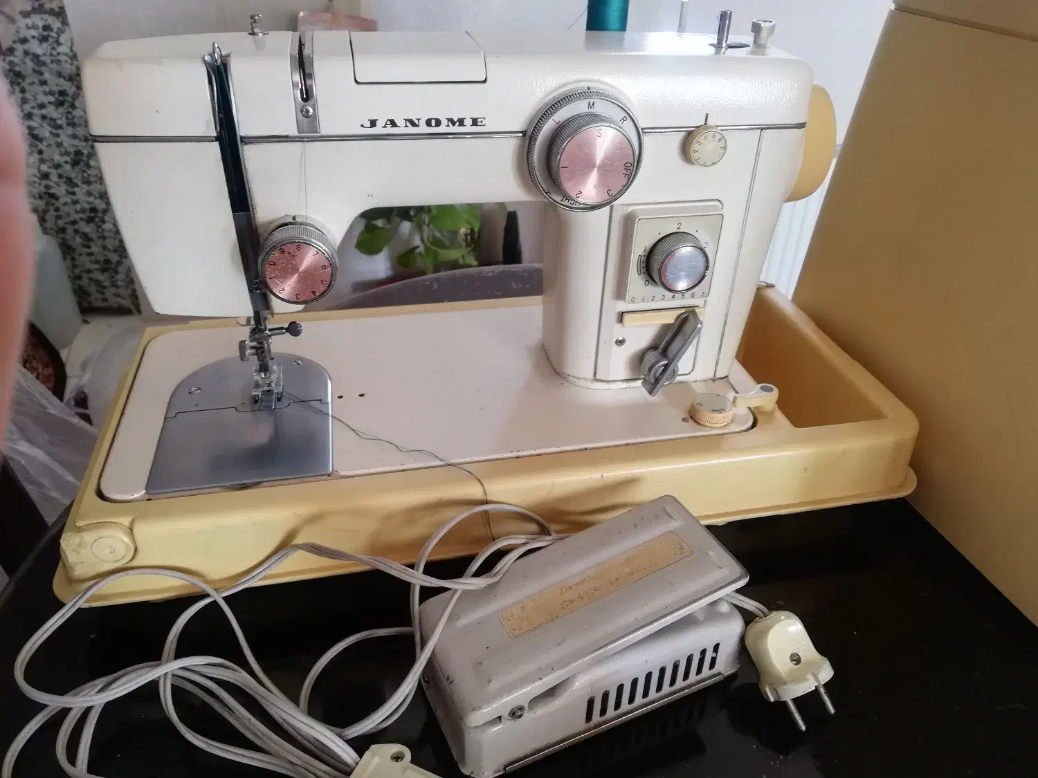 چرخ خیاطی ژانومه 802|چرخ خیاطی و ریسندگی|صدرا-فارس, فاز ۱|دیوار