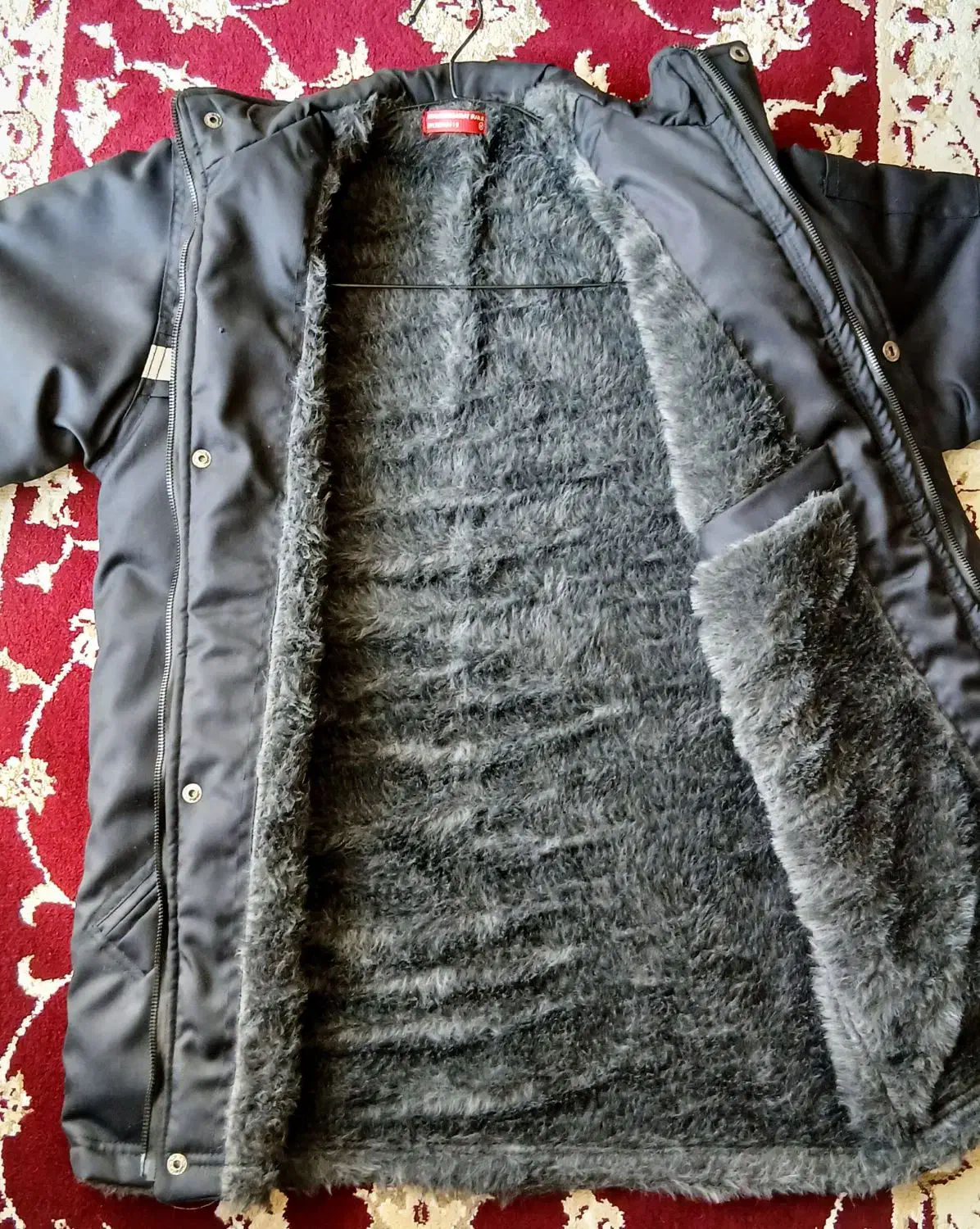 کاپشن|لباس|پیر بکران, |دیوار