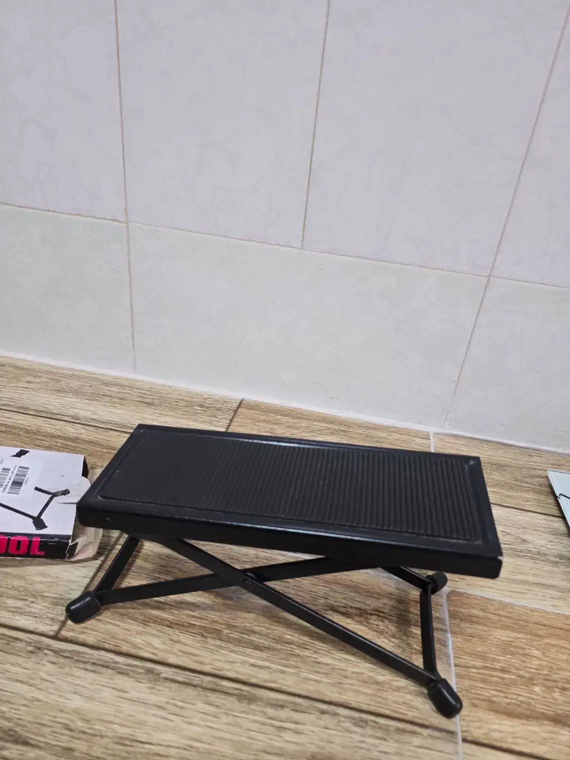 وسایل گیتار شامل سه پایه نت، پایه گیتار، زیرپایی|گیتار، بیس، امپلیفایر|ملایر, |دیوار