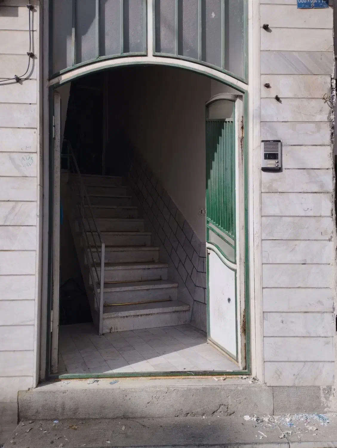 پاک کردن برچسب های روی درو دیوارمنزل|خدمات نظافت|اراک, |دیوار