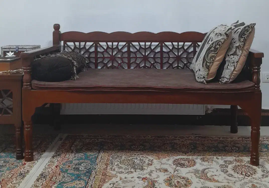 مبل سنتی دو نفره  همراه تشک و میز و متکا سالم و نو|مبلمان خانگی و میز عسلی|اصفهان, هزارجریب|دیوار