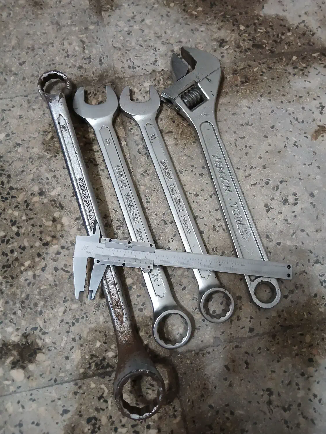 آچار وکولیس|ابزارآلات|رشت, دروازه لاکان|دیوار