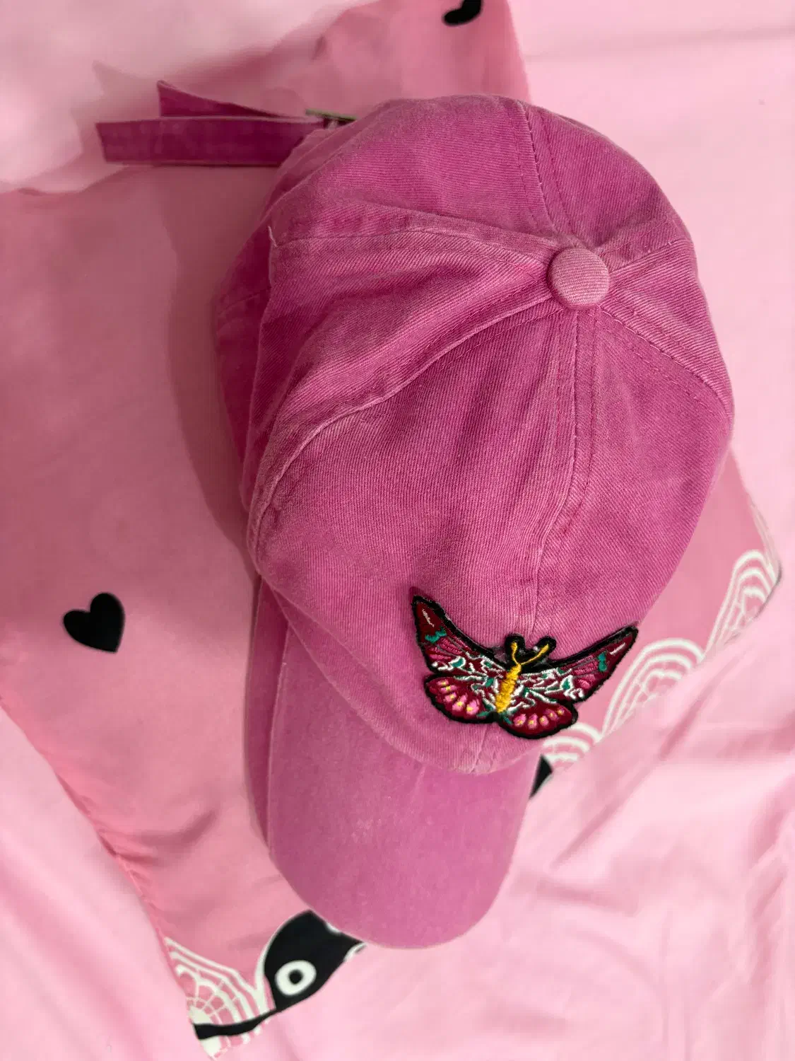 کلاه لبه دار صورتی|لباس|رشت, گلباغ نماز|دیوار