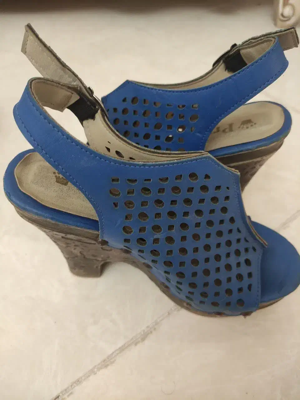 کفش|کیف، کفش، کمربند|میانه, |دیوار