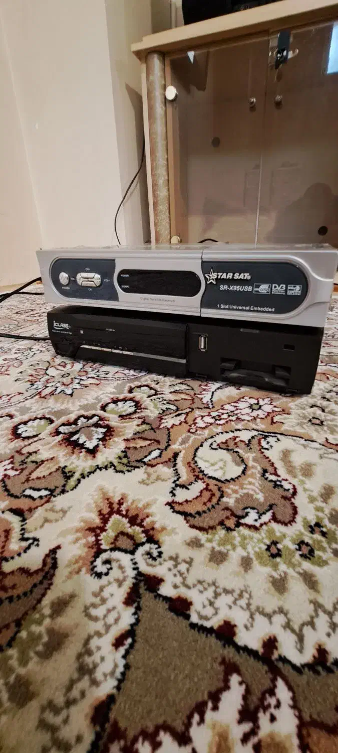 تیلویزون مارک سونی ۲۱ اینج دو عدد دستگاه ومیز|تلویزیون و پروژکتور|تهران, هروی|دیوار